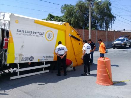 Camión de basura cayó en socavón