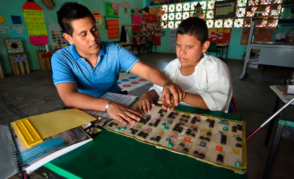 Heladio nació sin ojos... y sin límites