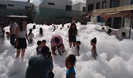 Organizan fiesta de espuma por Día del niño en medio de la contingencia sanitaria por Covid-19