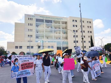 Personal de salud marcha por falta de insumos y precariedad laboral en hospitales de San Luis Potosí