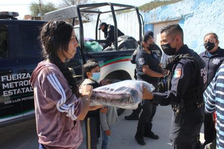 Policías estatales llevan alegría a niños y adultos de San Luis Potosí; entregaron juguetes y cobijas