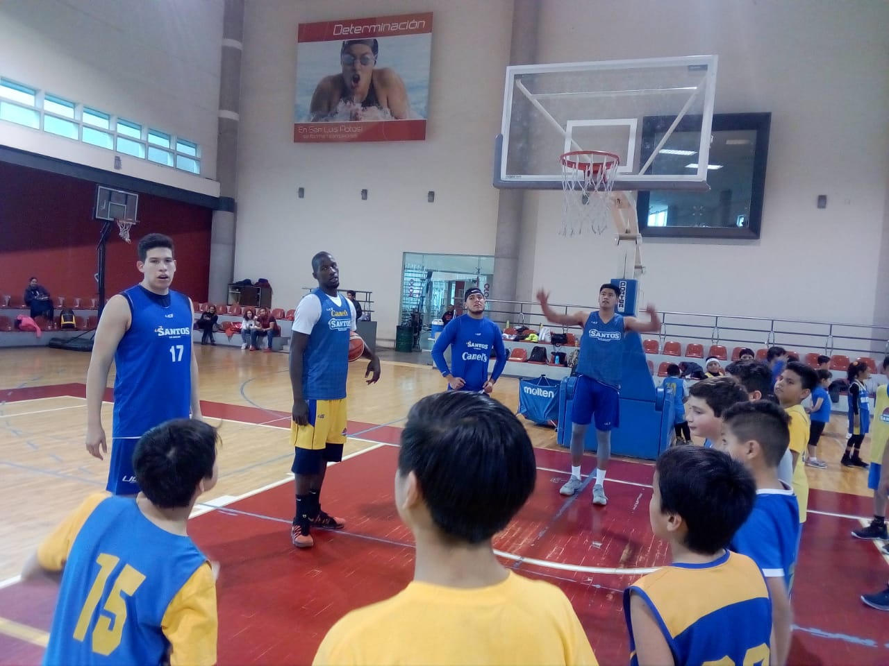 CB Santos convive con niños de la academia