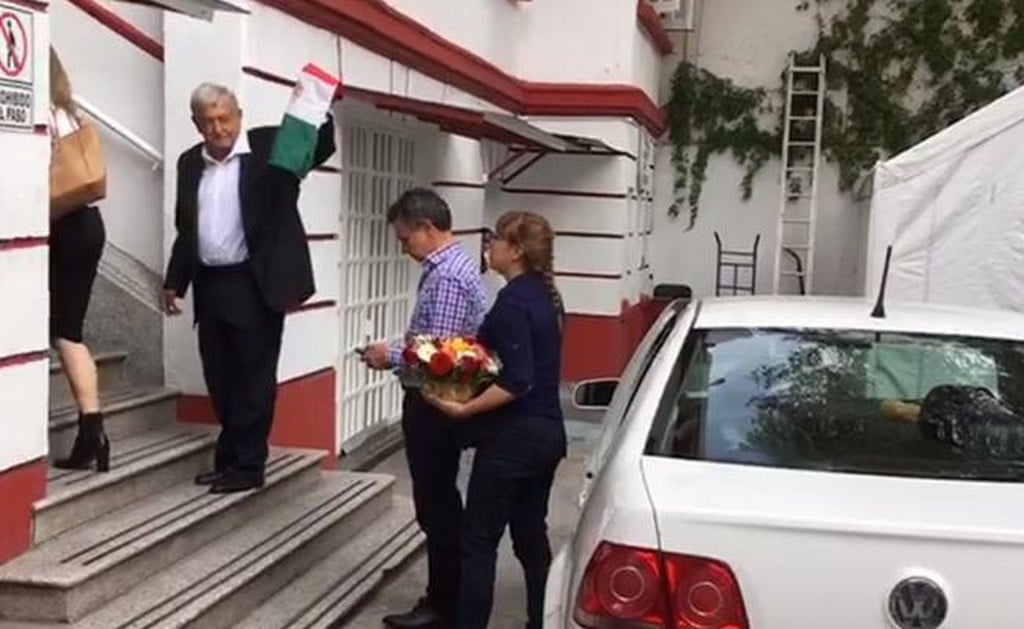  ​AMLO reúne círculo cercano y a su posible gabinete