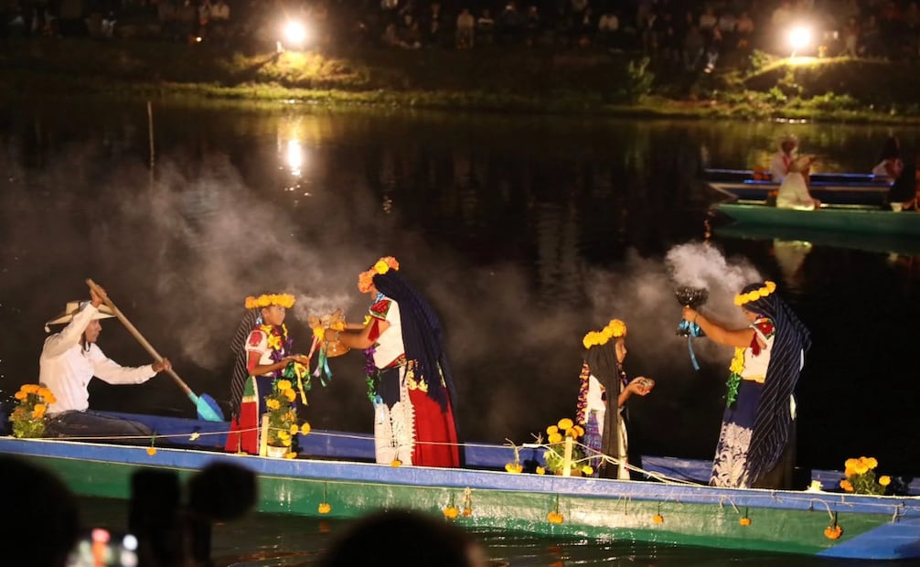Conoce en qué lugares de la República Mexicana puedes navegar a bordo de canoas y trajineras. Foto: Gobierno de Michoacán