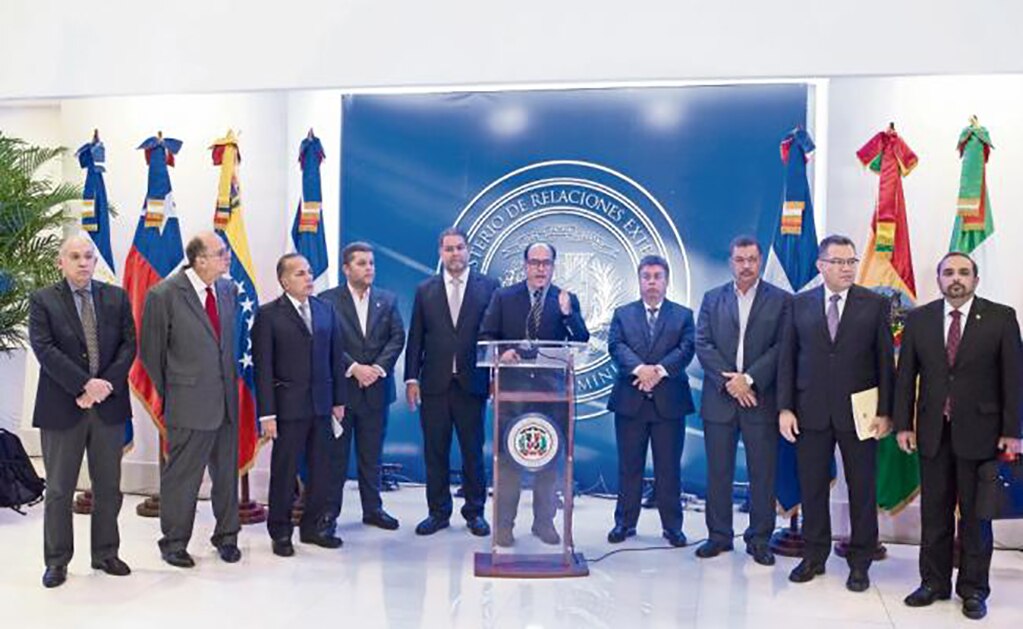 El diputado venezolano Julio Borges (centro), acompañado por líderes opositores, indicó que se retomará el diálogo con el gobierno el próximo 18 de enero, en Santo Domingo, República Dominicana. (ORLANDO BARRÍA. EFE)