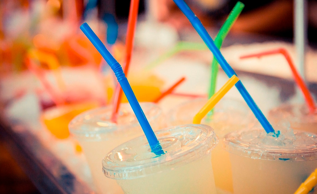 Empresarios respaldan prohibición de bolsas de plástico y popotes 