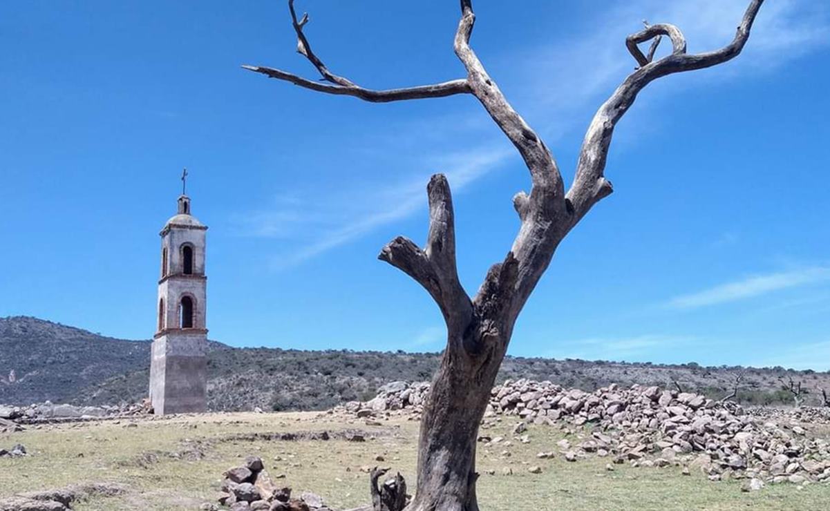 Sequía y ola de calor dejan al descubierto capilla en presa La Muñeca en Tierra Nueva, SLP