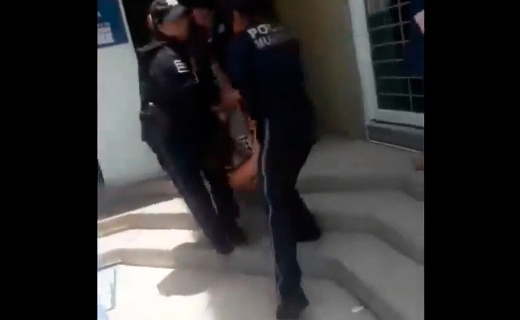 Denuncian abuso por parte de policías en desalojo en registro civil