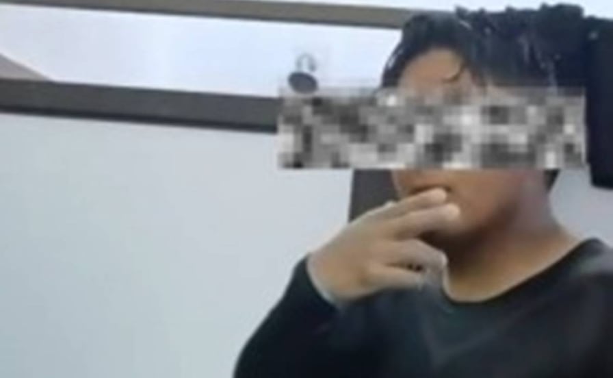 Exhiben en redes a hombre por presuntamente espiar a mujeres en regaderas del balneario Gogorrón