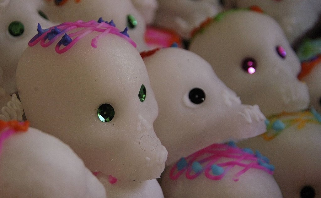 Entre las figuras tradicionales que se podrán elaborar a través de esta actividad virtual se encuentran las calaveritas de azúcar. Foto: Archivo. EL UNIVERSAL