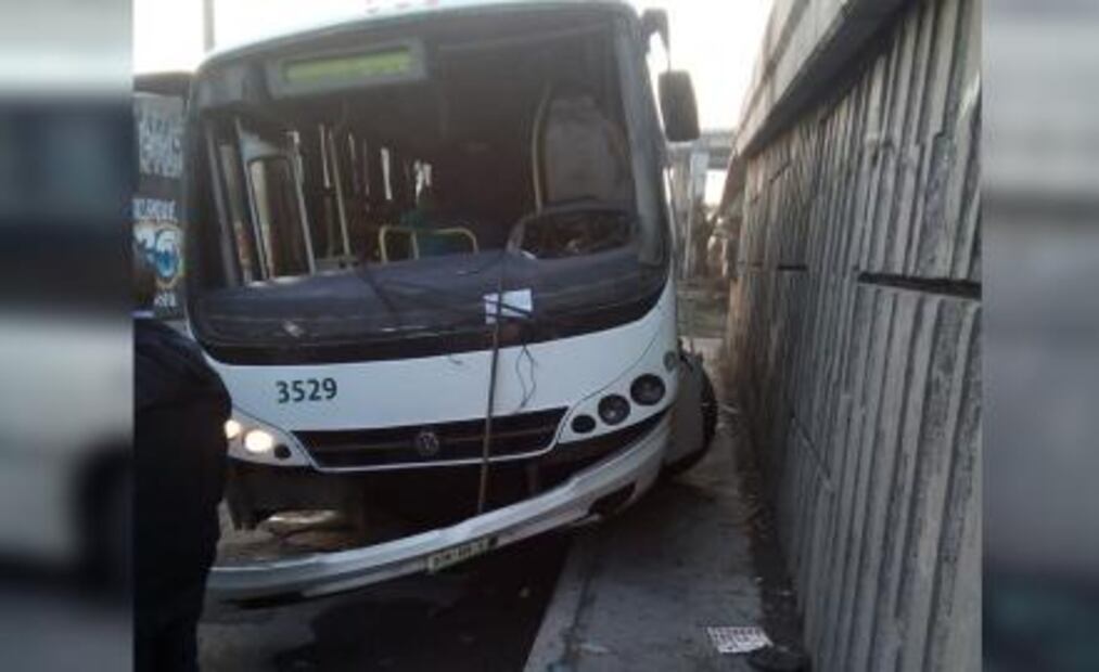 Choca autobús de personal en avenida Universidad