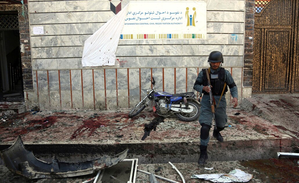 Mueren decenas en 2 ataques a centros de electores afganos