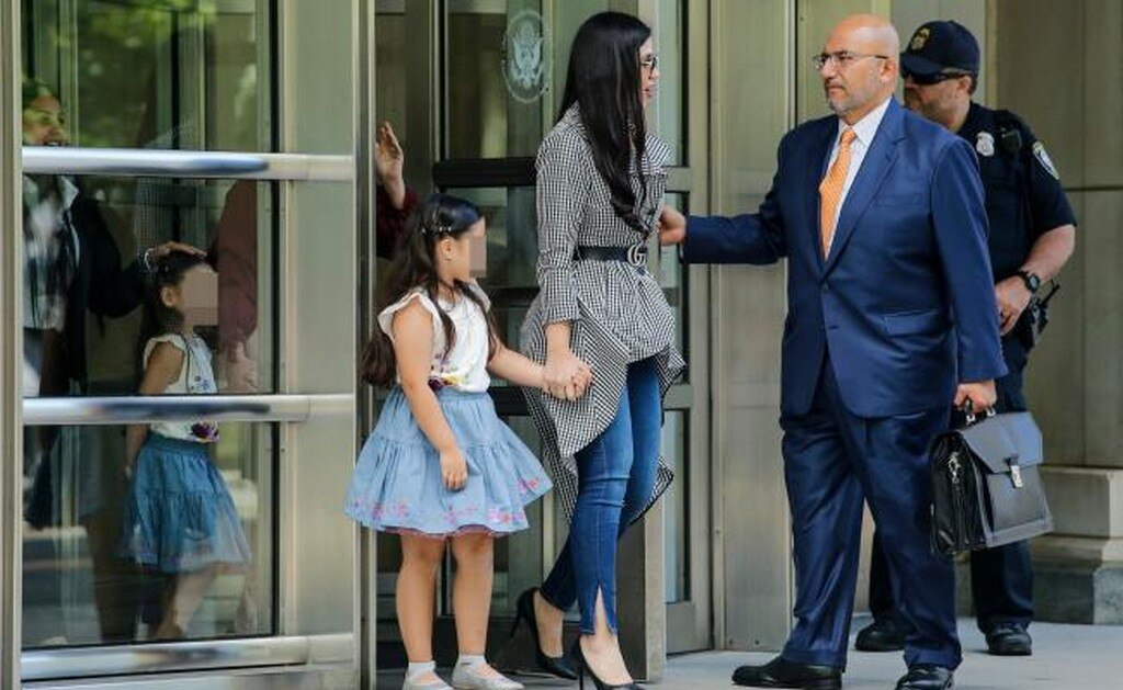 Emma Coronel, esposa de Joaquín Guzmán, al salir de la Corte de Brooklyn, Nueva York, acompañada de sus dos hijas tras asistir a la audiencia. (KENA BETANCUR. AFP)
