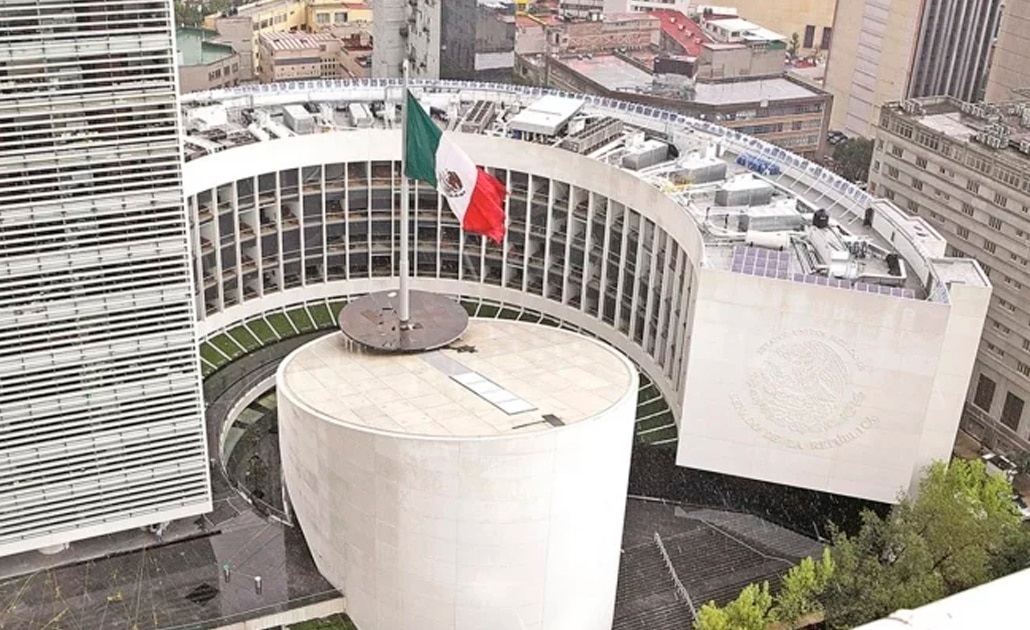 Siembran marihuana fuera del Senado de la República