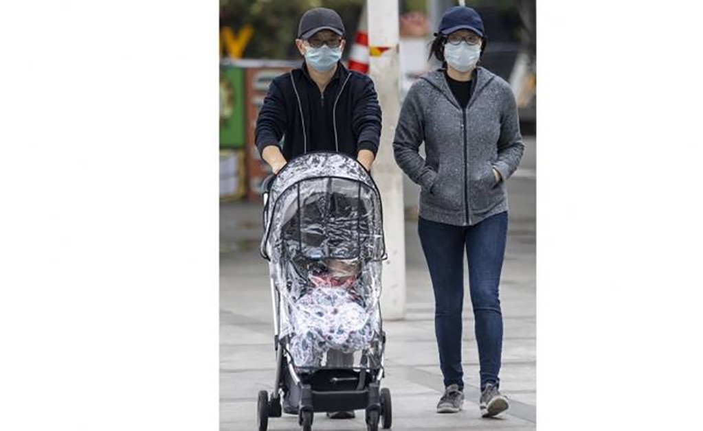 Diagnostican a bebé con coronavirus 30 horas después de nacer en China