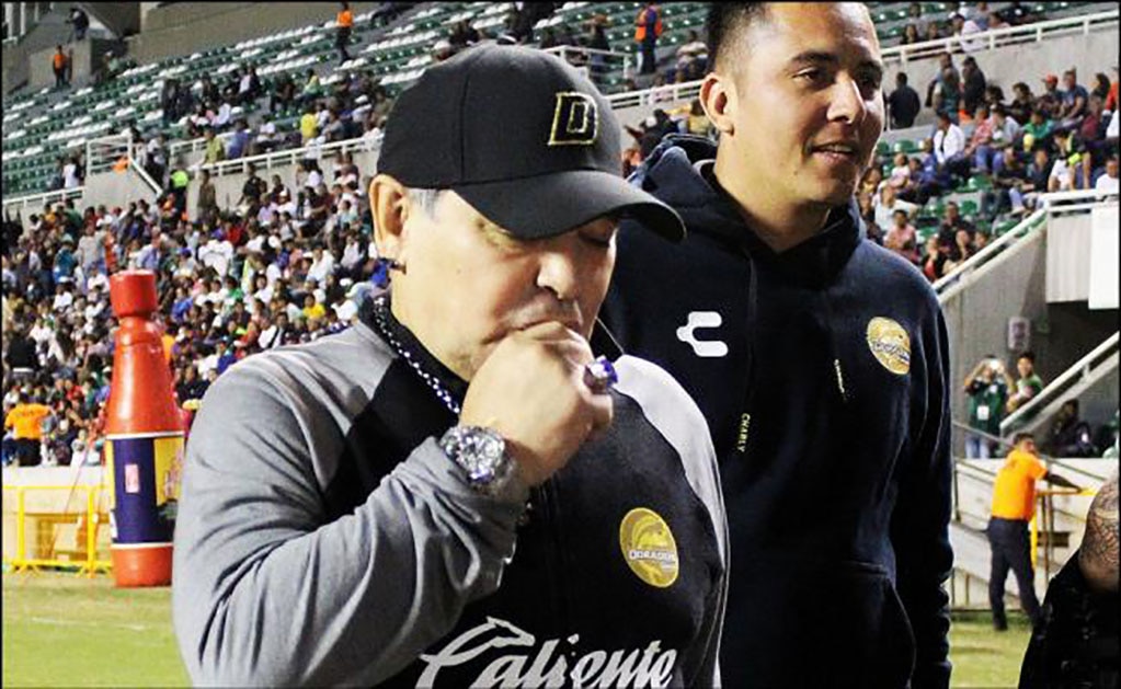 Maradona estuvo a punto de recibir un botellazo durante partido de Copa MX