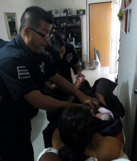 Agentes municipales auxilian a joven en labor de parto