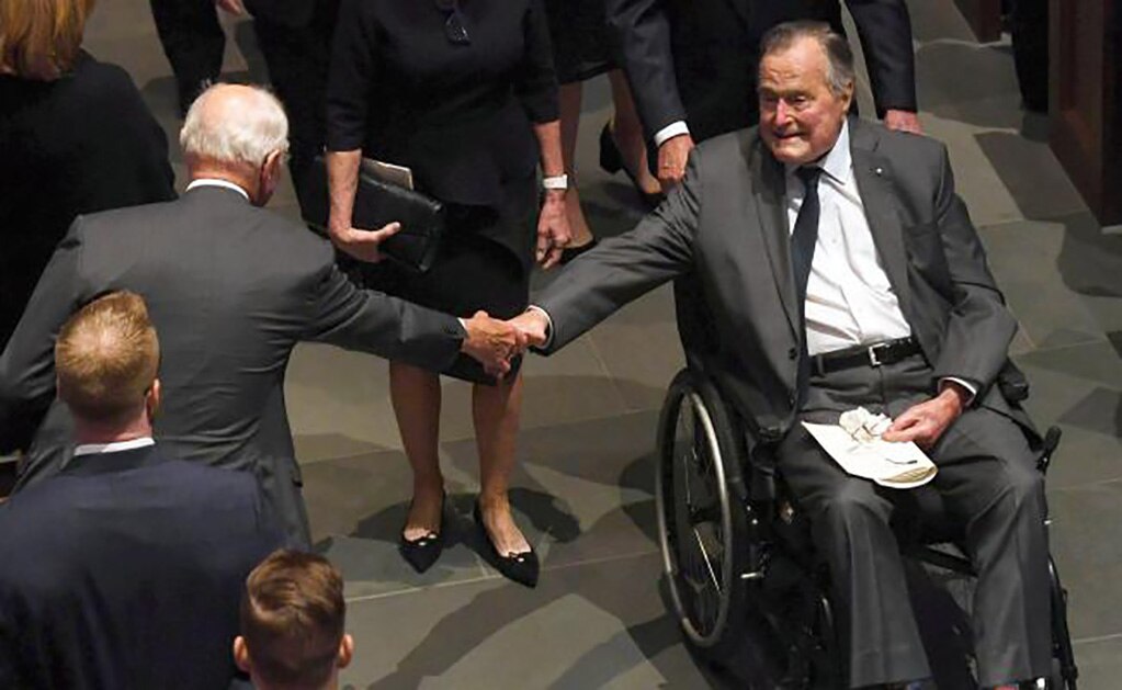 George Bush padre, hospitalizado tras muerte de su esposa