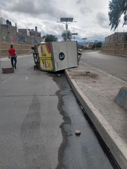 Vuelca camión en Río Santiago