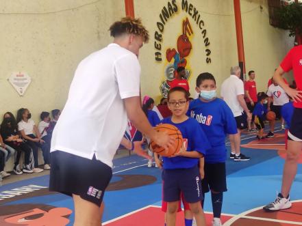Gigantes de la NBA despiertan el sueño del basquetbol en niñas y niños de SLP