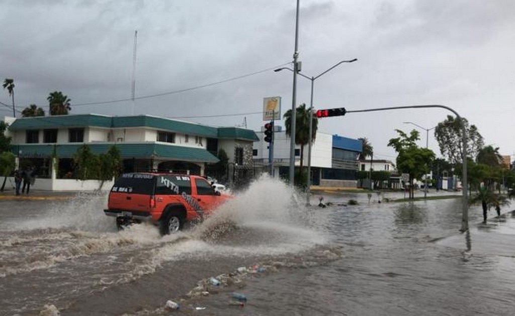  Cierres carreteros y suspensión de clases ante fuertes lluvias en Sinaloa