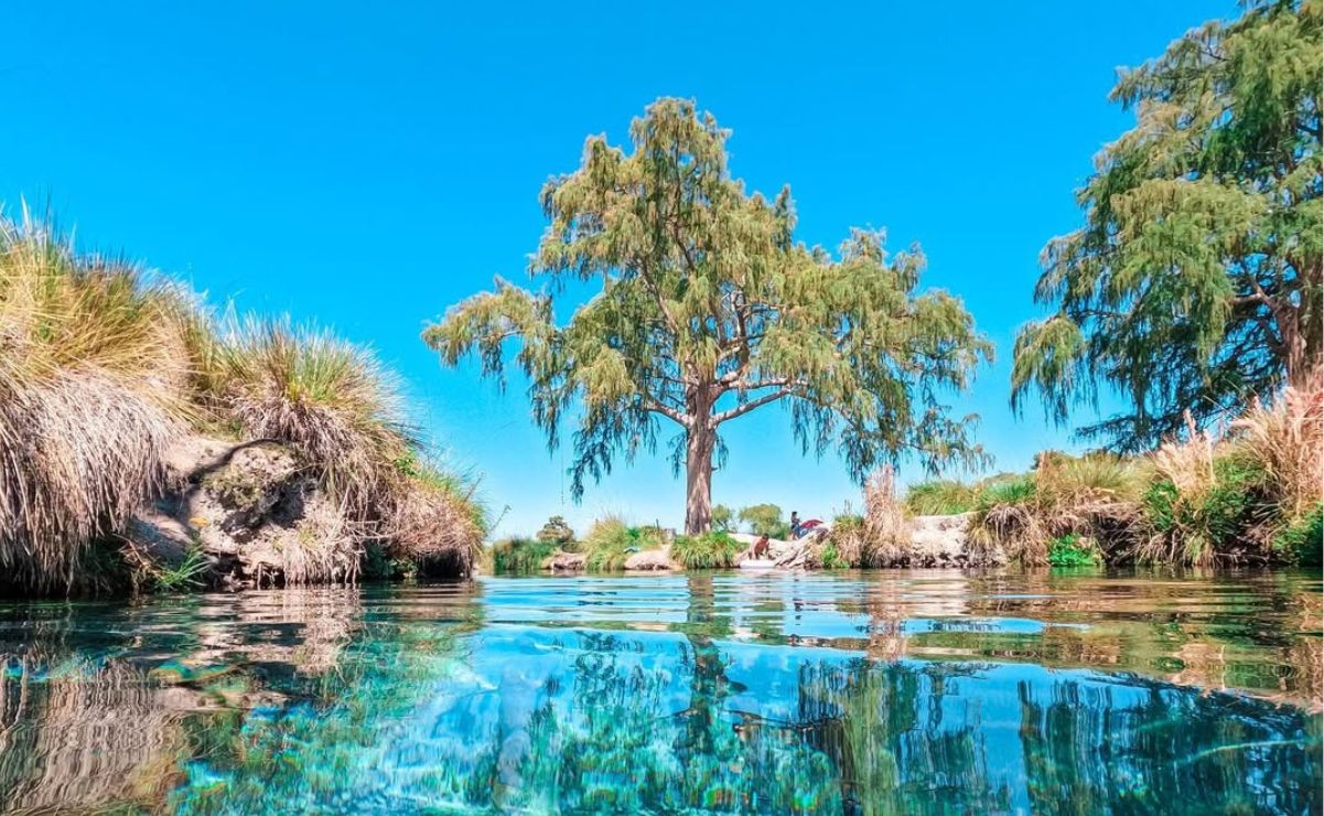 ¡Descubre Los Peroles! Un manantial de aguas termales color turquesa, perfecto para bucear y acampar. Foto: Instagram frank_allende y frank_allende_fotos