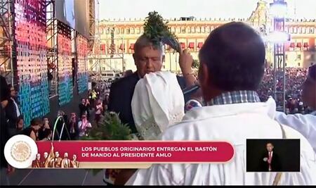Hacen limpia a AMLO y recibe bastón de mando en el Zócalo