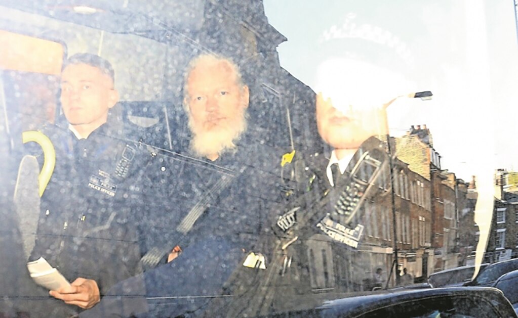 Julian Assange ¿Héroe o villano?