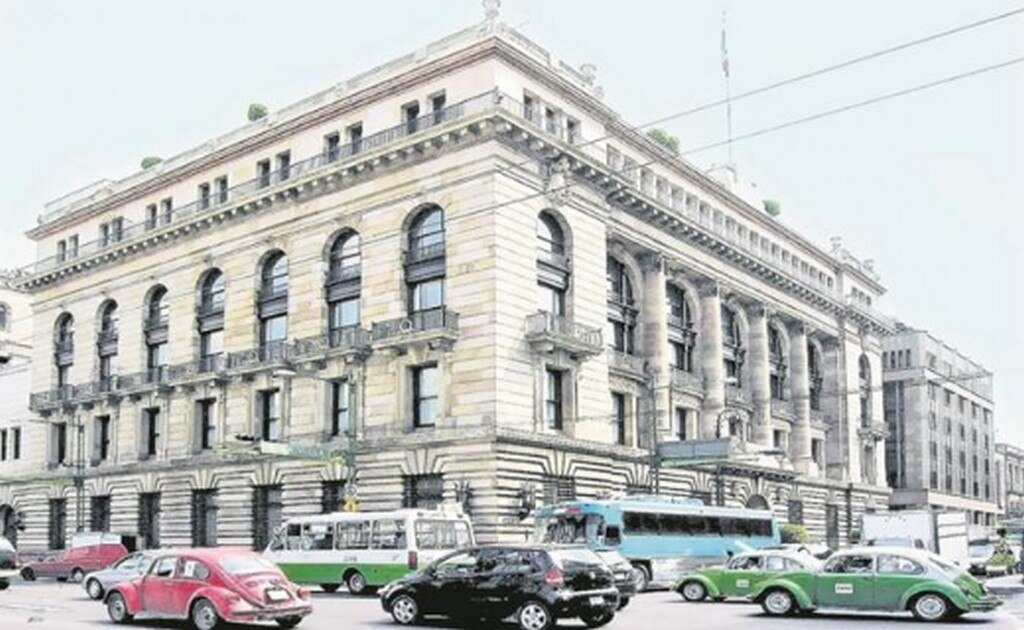 Banxico se amparará ante la Corte por ley de remuneraciones