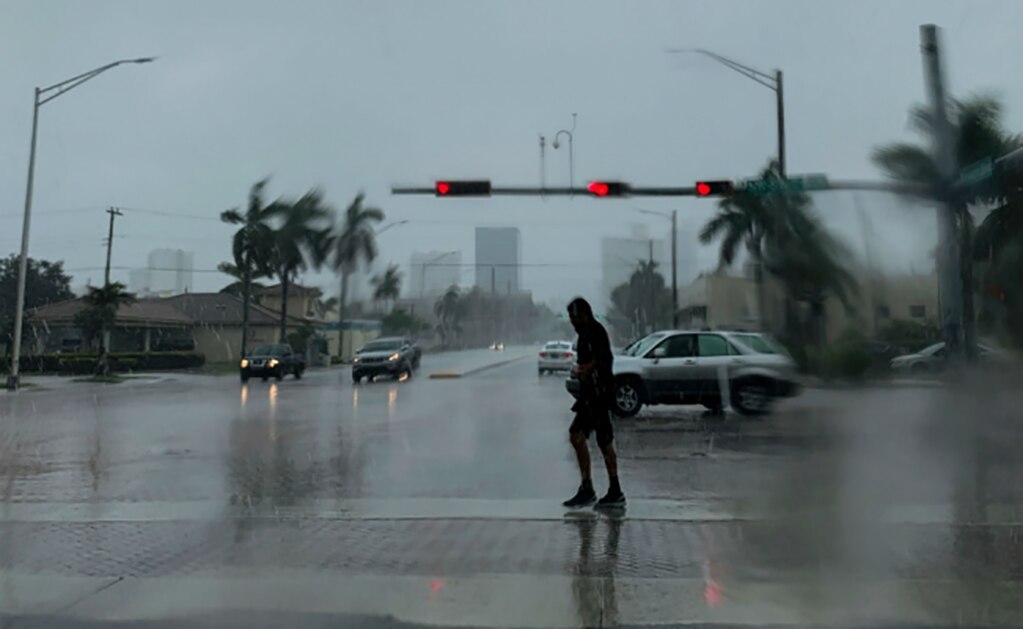 Se debilita Huracán "Dorian" a categoría 3; se acerca a Florida