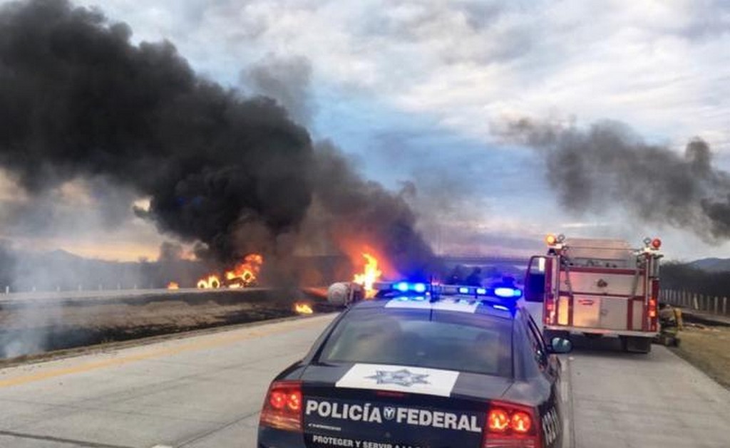 Cierran carretera Matehuala-Saltillo por explosión de una pipa