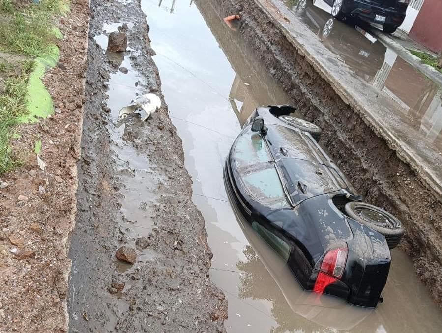 Algunos autos fueron arrastrados por las severas inundaciones