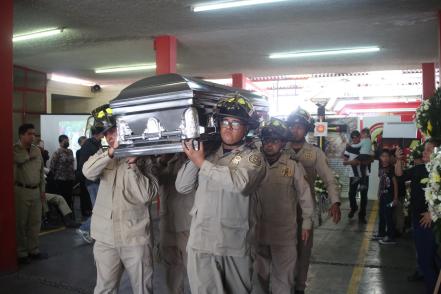 Da su último recorrido Carlos Abad, bombero potosino fallecido en servicio