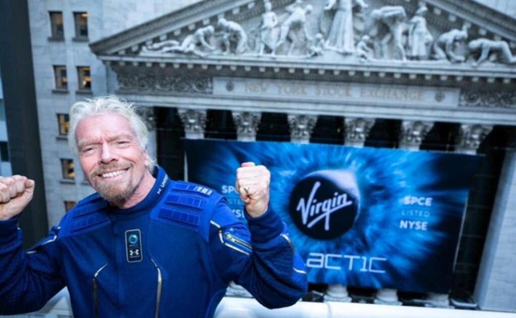 El fundador de Virgin Galactic, Richard Branson, celebra después de que la compañía se convirtió en la primera empresa de vuelos espaciales para humanos que cotiza en la bolsa de Nueva York.