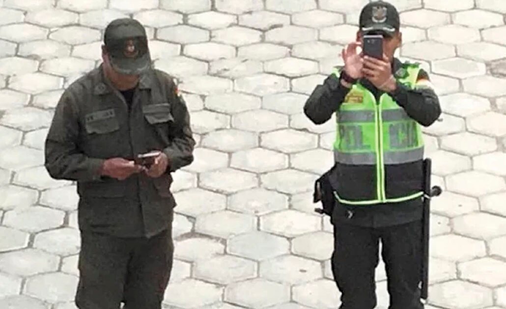 La Cancillería mexicana acepta haber solicitado al gobierno de Bolivia protección a sus sedes y personal diplomático, pero acusan que el operativo policíaco está fuera de toda proporción: revisan vehículos y los videograban. Foto: ESPECIAL