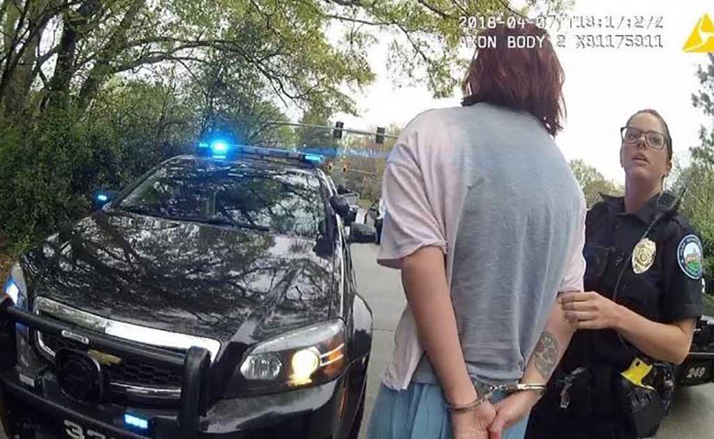 Video. Dos policías de EU lanzan 'volado' para decidir enviar a una joven a prisión