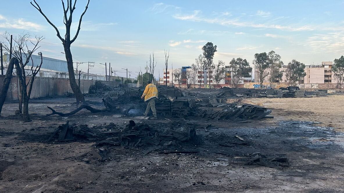 Pide Secretaría de Seguridad vigilancia permanente en tarimera de Soledad tras cuarto incendio. Foto: Especial