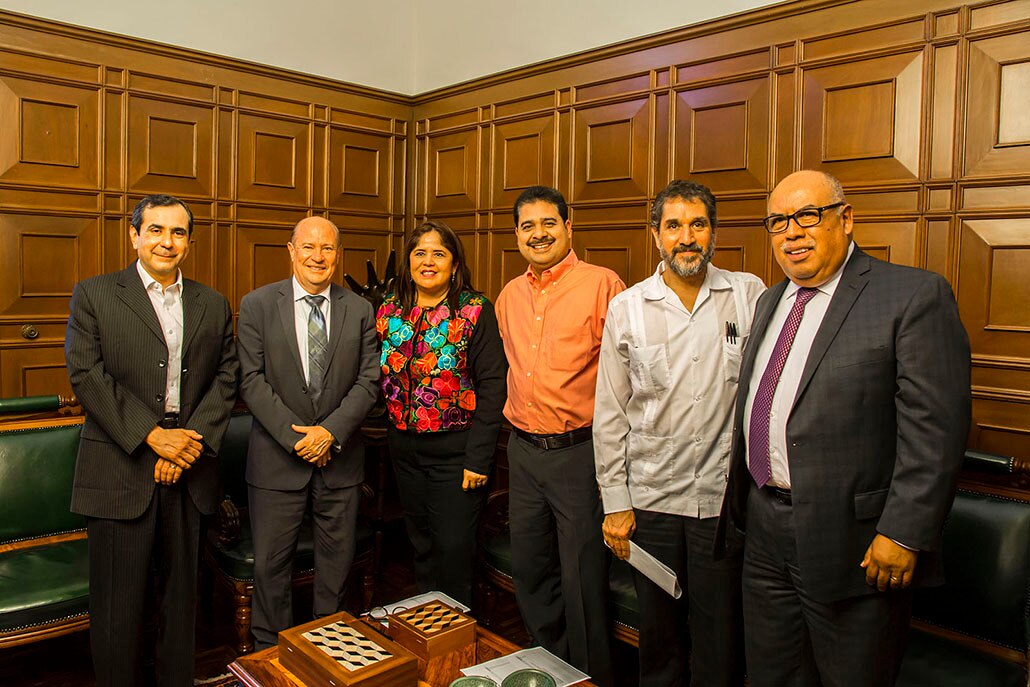 Diputados donan acervo bibliográfico a la UASLP