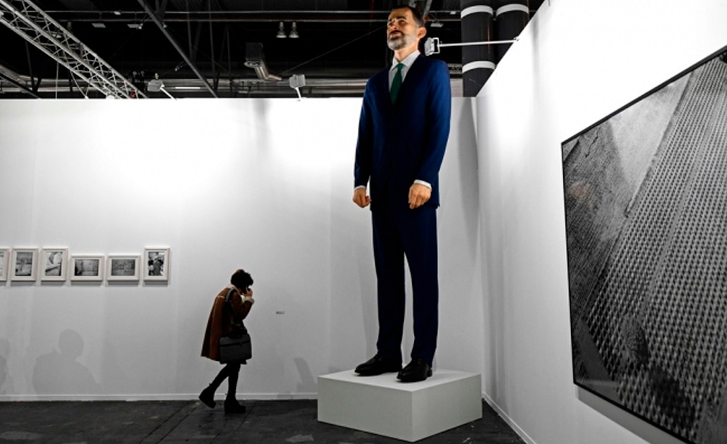 Causa controversia estatua inflamable del rey Felipe