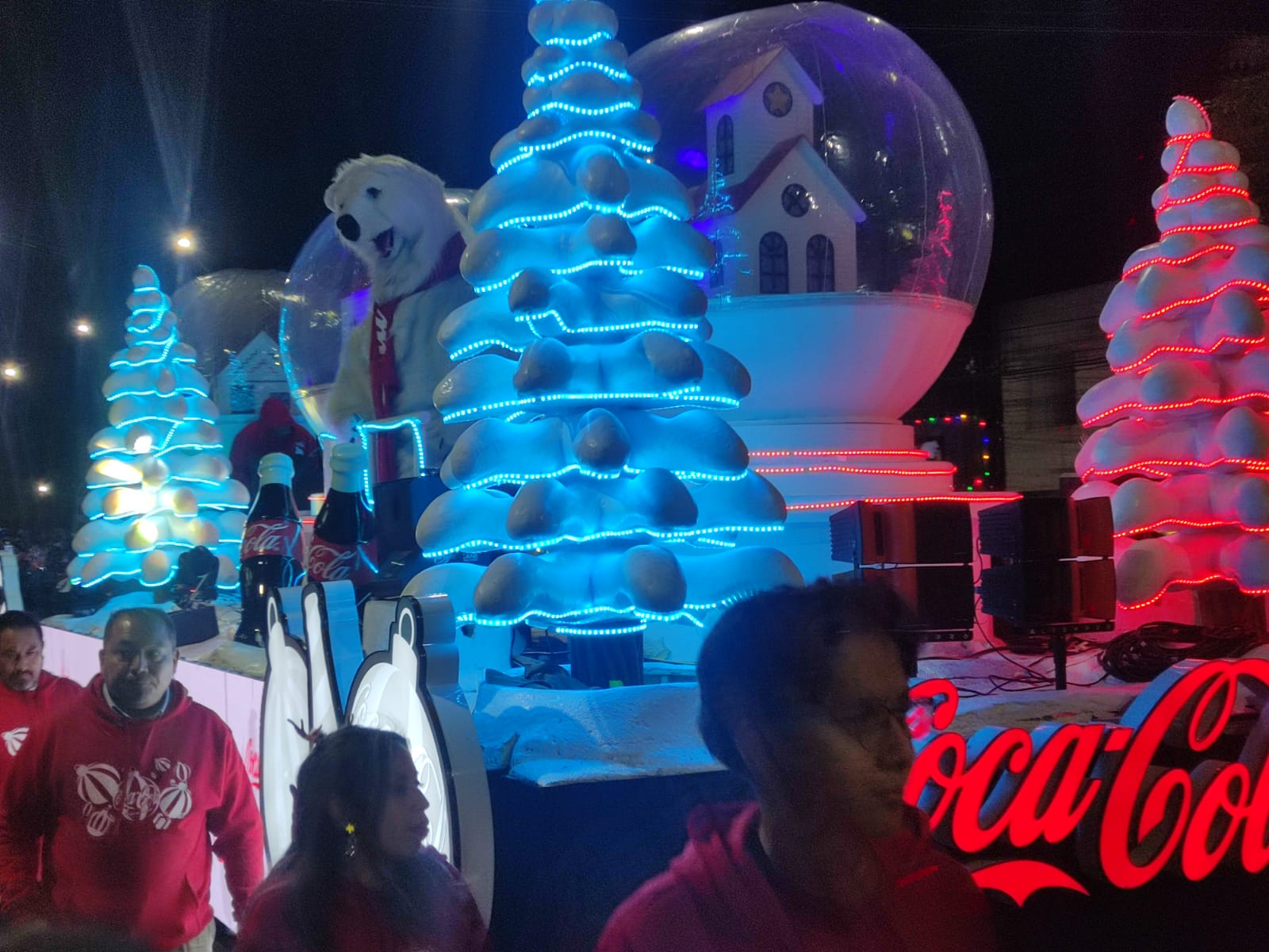 Los escenarios navideños de los carros alegóricos dejaron impresionados a todos