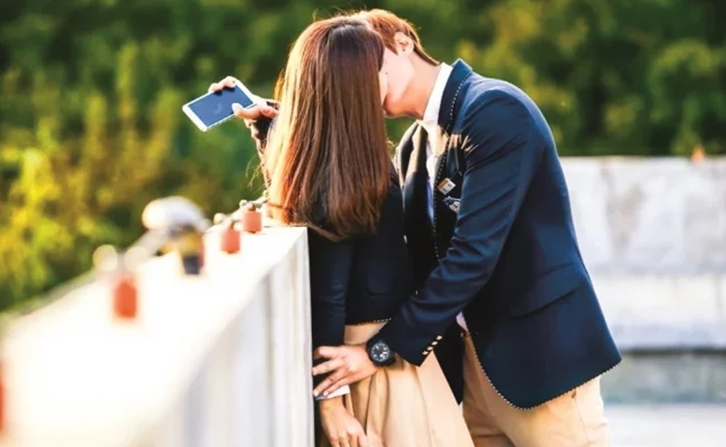 Con un beso se pueden transmitir enfermedades dentales, especialista