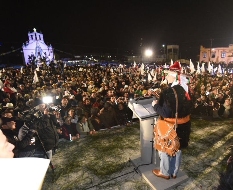 Ataviado con la vestimenta tradicional, Meade inicia precampaña