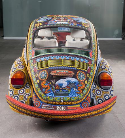 La historia del Vochol, el auto transformado en una obra de arte por huicholes