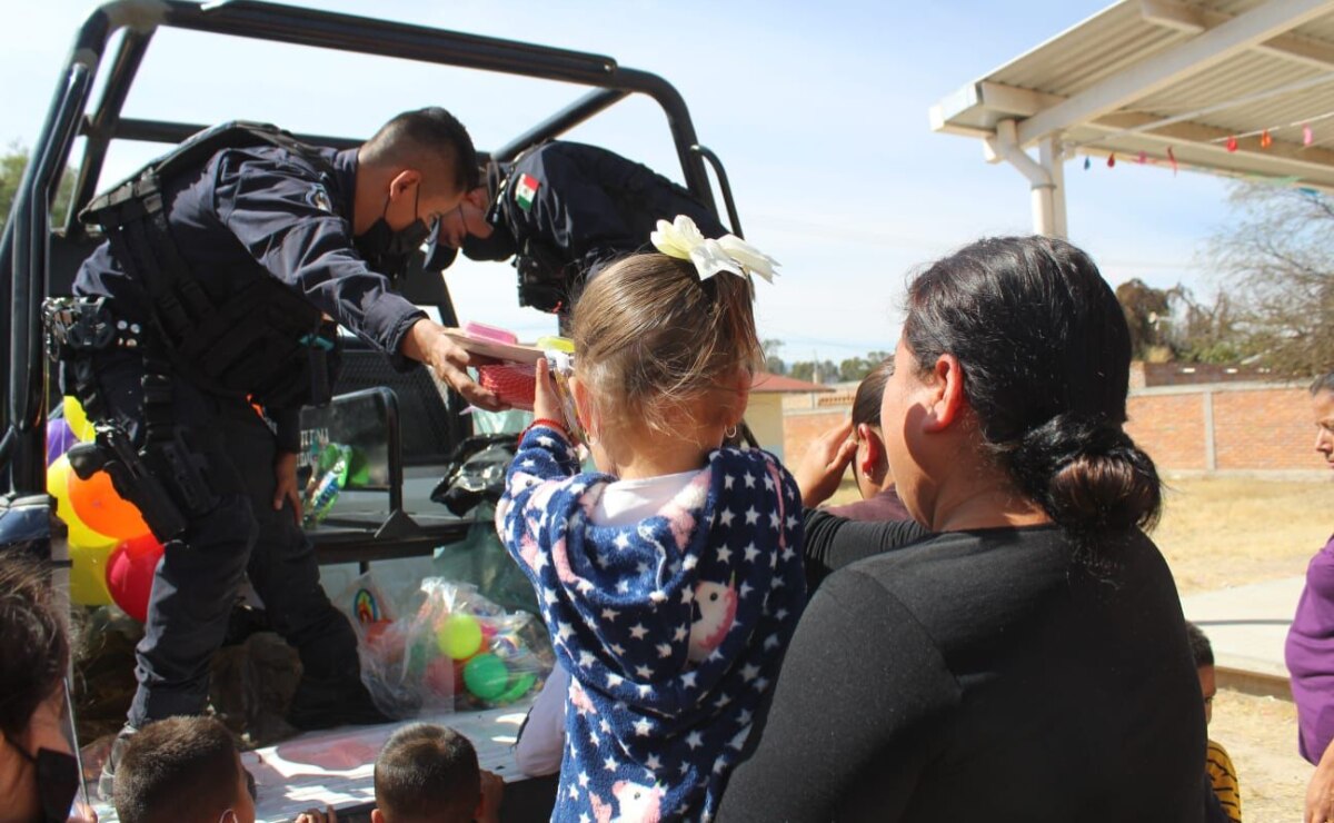 Policías estatales llevan alegría a niños y adultos de San Luis Potosí; entregaron juguetes y cobijas