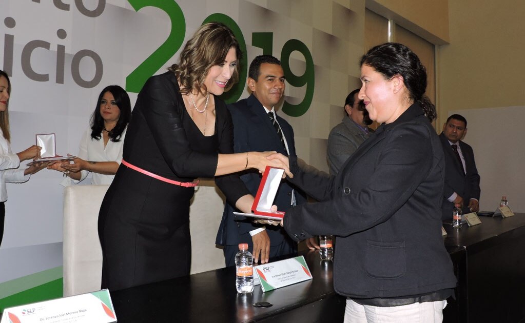 Entrega SS reconocimientos a sus trabajadores con hasta 45 años de servicio