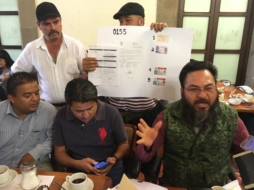 Insisten taxistas independientes en que entrega de concesiones fue irregular y opaca