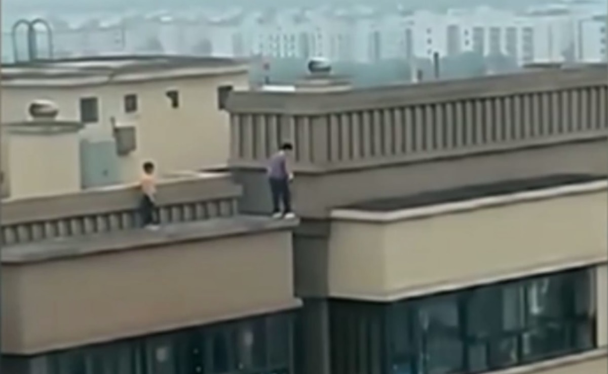 Captan a niños practicando parkour sobre edificio de 22 pisos de altura 