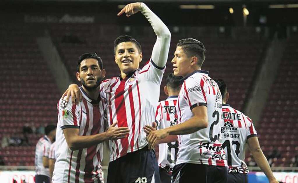 Sólo en viajes, los futbolistas de Chivas podrán usar el celular. (CLUB GUADALAJARA)