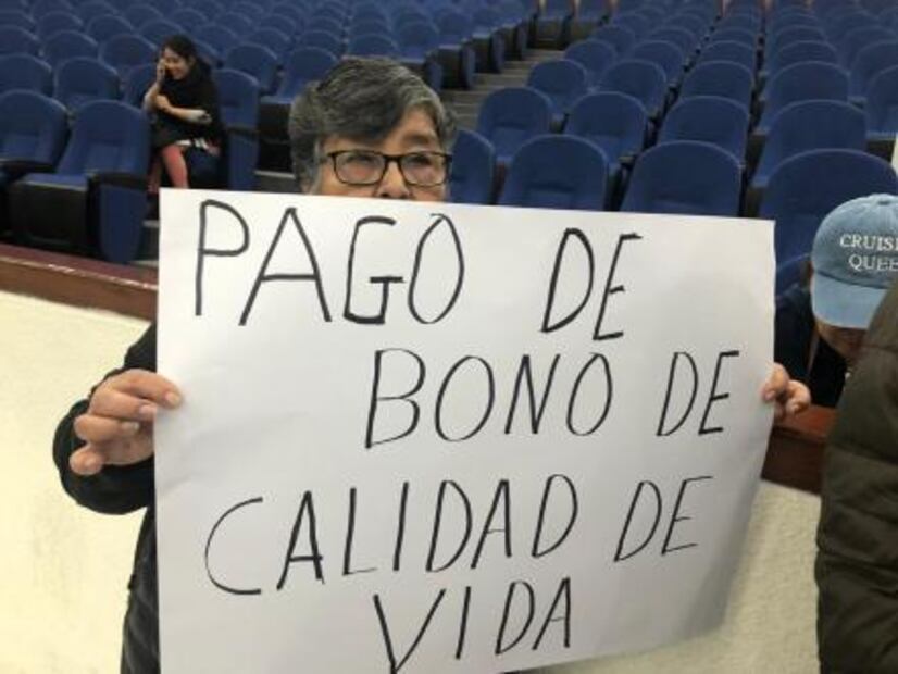 Maestros jubilados se manifiestan en Congreso; piden pago de bono navideño