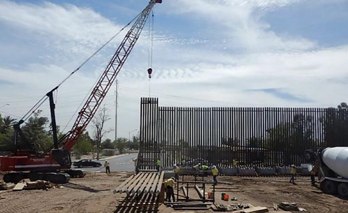 Trump presume inicio de construcción del muro; fotos muestran colocación de vallas